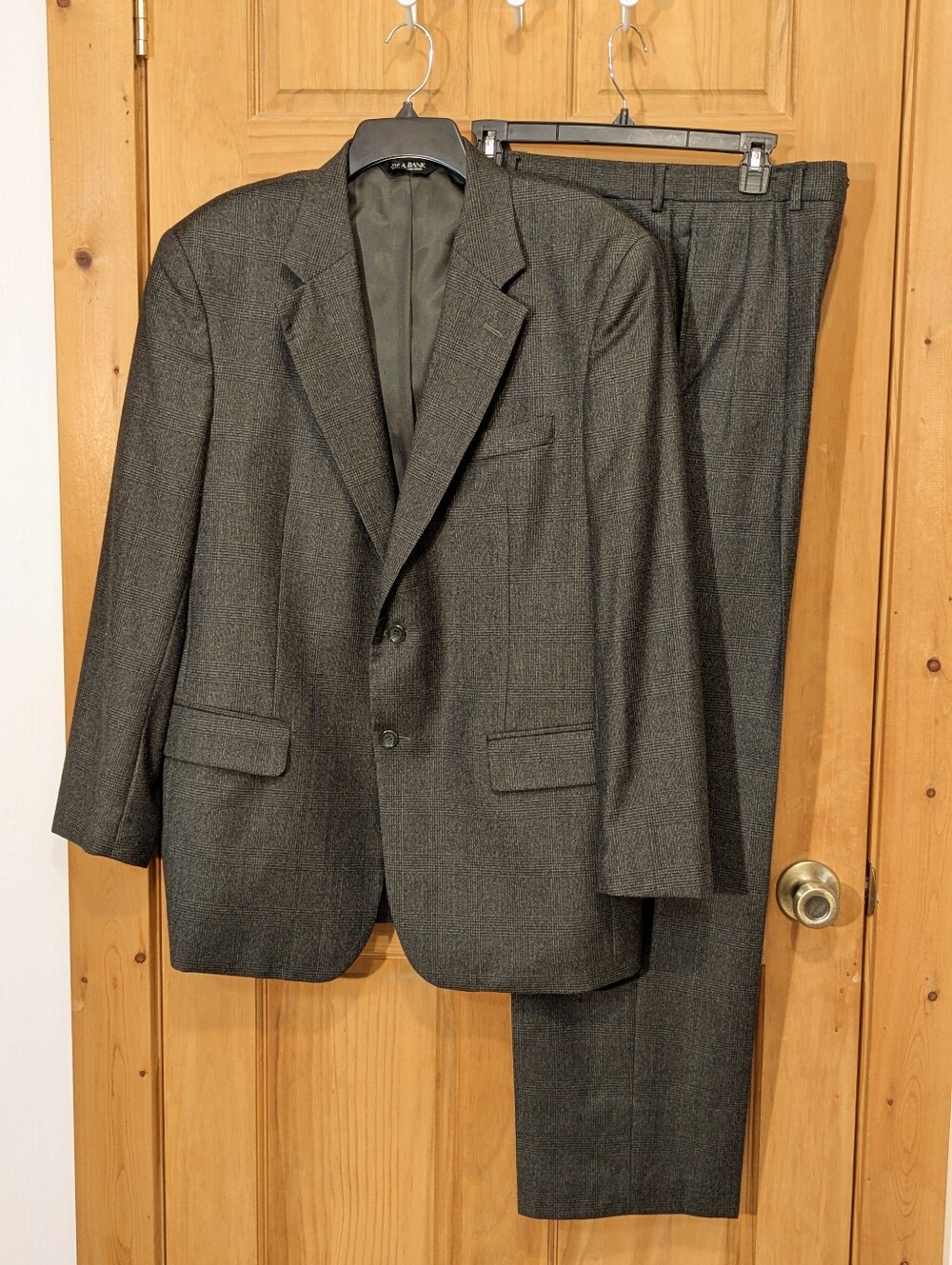 Jos A Bank 2 Pc Suit 42R 35x32 Wool Gray Black Windowpane Pleated Corpcore